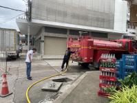 ดับเพลิงนครแม่สอด ออกฉีดดันท่อระบายน้ำ บริเวณหน้าร้านตั้งคิมเชียง