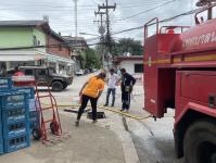 ดับเพลิงนครแม่สอด ออกฉีดดันท่อระบายน้ำ บริเวณหน้าร้านตั้งคิมเชียง