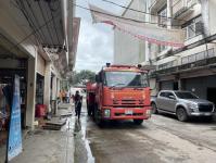 ดับเพลิงนครแม่สอด ออกฉีดดันท่อระบายน้ำ บริเวณหน้าร้านตั้งคิมเชียง