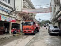 ดับเพลิงนครแม่สอด ออกฉีดดันท่อระบายน้ำ บริเวณหน้าร้านตั้งคิมเชียง