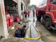 ดับเพลิงนครแม่สอด ออกฉีดดันท่อระบายน้ำ บริเวณหน้าร้านตั้งคิมเชียง