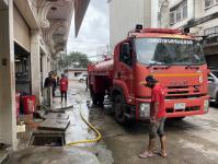 ดับเพลิงนครแม่สอด ออกฉีดดันท่อระบายน้ำ บริเวณหน้าร้านตั้งคิมเชียง