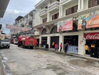 ดับเพลิงนครแม่สอด ออกฉีดดันท่อระบายน้ำ บริเวณหน้าร้านตั้งคิมเชียง