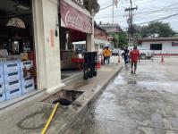 ดับเพลิงนครแม่สอด ออกฉีดดันท่อระบายน้ำ บริเวณหน้าร้านตั้งคิมเชียง