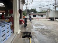 ดับเพลิงนครแม่สอด ออกฉีดดันท่อระบายน้ำ บริเวณหน้าร้านตั้งคิมเชียง