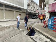 ดับเพลิงนครแม่สอด ออกฉีดดันท่อระบายน้ำ บริเวณหน้าร้านตั้งคิมเชียง