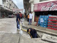 ดับเพลิงนครแม่สอด ออกฉีดดันท่อระบายน้ำ บริเวณหน้าร้านตั้งคิมเชียง