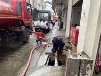 ดับเพลิงนครแม่สอด ออกฉีดดันท่อระบายน้ำ บริเวณหน้าร้านตั้งคิมเชียง