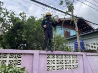 ดับเพลิงนครแม่สอด ออกตัดต้นไม้หน้าบ้านประชาชน บริเวณหลังโรงพยาบาลแม่สอด-ราม