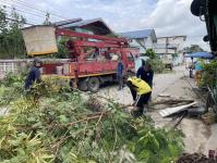 ดับเพลิงนครแม่สอด ออกตัดต้นไม้หน้าบ้านประชาชน บริเวณหลังโรงพยาบาลแม่สอด-ราม