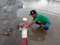 ดับเพลิงนครแม่สอด ออกนำเศษใบไม้ ขยะ ออกจากทางไหลของน้ำ ใกล้โรงแรมเซ็นทาราแม่สอด