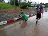 ดับเพลิงนครแม่สอด ออกนำเศษใบไม้ ขยะ ออกจากทางไหลของน้ำ ใกล้โรงแรมเซ็นทาราแม่สอด