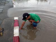 ดับเพลิงนครแม่สอด ออกนำเศษใบไม้ ขยะ ออกจากทางไหลของน้ำ ใกล้โรงแรมเซ็นทาราแม่สอด