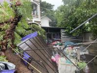 ดับเพลิงนครแม่สอด ออกตัดต้นไม้โค่นล้มภายในโรงแรมควีนพาเลส