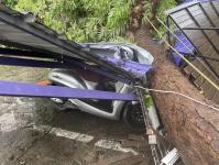 ดับเพลิงนครแม่สอด ออกตัดต้นไม้โค่นล้มภายในโรงแรมควีนพาเลส