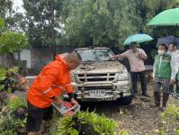 ดับเพลิงนครแม่สอด ออกตัดต้นไม้โค่นล้มภายในโรงแรมควีนพาเลส