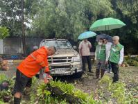 ดับเพลิงนครแม่สอด ออกตัดต้นไม้โค่นล้มภายในโรงแรมควีนพาเลส