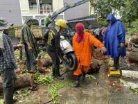 ดับเพลิงนครแม่สอด ออกตัดต้นไม้โค่นล้มภายในโรงแรมควีนพาเลส