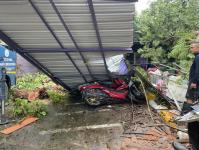 ดับเพลิงนครแม่สอด ออกตัดต้นไม้โค่นล้มภายในโรงแรมควีนพาเลส