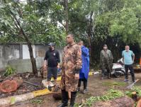 ดับเพลิงนครแม่สอด ออกตัดต้นไม้โค่นล้มภายในโรงแรมควีนพาเลส