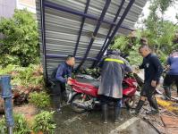 ดับเพลิงนครแม่สอด ออกตัดต้นไม้โค่นล้มภายในโรงแรมควีนพาเลส