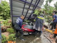 ดับเพลิงนครแม่สอด ออกตัดต้นไม้โค่นล้มภายในโรงแรมควีนพาเลส