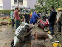 ดับเพลิงนครแม่สอด ออกตัดต้นไม้โค่นล้มภายในโรงแรมควีนพาเลส