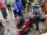 ดับเพลิงนครแม่สอด ออกตัดต้นไม้โค่นล้มภายในโรงแรมควีนพาเลส