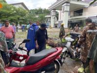 ดับเพลิงนครแม่สอด ออกตัดต้นไม้โค่นล้มภายในโรงแรมควีนพาเลส