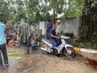 ดับเพลิงนครแม่สอด ออกตัดต้นไม้โค่นล้มภายในโรงแรมควีนพาเลส