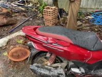 ดับเพลิงนครแม่สอด ออกตัดต้นไม้โค่นล้มภายในโรงแรมควีนพาเลส