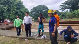 ดับเพลิงนครแม่สอด ออกตัดต้นมไม้ล้มทับสายไฟ ซอยหน้าไปรษณีย์แม่สอด