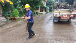 ดับเพลิงนครแม่สอด ออกตัดต้นมไม้ล้มทับสายไฟ ซอยหน้าไปรษณีย์แม่สอด