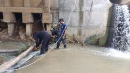 ดับเพลิงนครแม่สอด ออกนำกิ่งไม้ขวางทางน้ำไหลสะพานชุมชนร่วมแรง