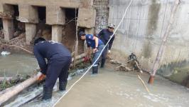 ดับเพลิงนครแม่สอด ออกนำกิ่งไม้ขวางทางน้ำไหลสะพานชุมชนร่วมแรง