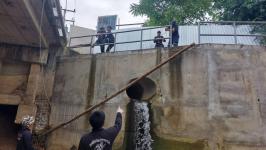 ดับเพลิงนครแม่สอด ออกนำกิ่งไม้ขวางทางน้ำไหลสะพานชุมชนร่วมแรง