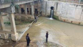 ดับเพลิงนครแม่สอด ออกนำกิ่งไม้ขวางทางน้ำไหลสะพานชุมชนร่วมแรง