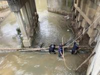 ดับเพลิงนครแม่สอด ออกนำกิ่งไม้ขวางทางน้ำไหลสะพานชุมชนร่วมแรง