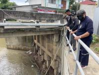 ดับเพลิงนครแม่สอด ออกนำกิ่งไม้ขวางทางน้ำไหลสะพานชุมชนร่วมแรง