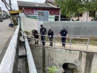 ดับเพลิงนครแม่สอด ออกนำกิ่งไม้ขวางทางน้ำไหลสะพานชุมชนร่วมแรง