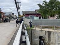 ดับเพลิงนครแม่สอด ออกนำกิ่งไม้ขวางทางน้ำไหลสะพานชุมชนร่วมแรง