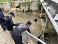 ดับเพลิงนครแม่สอด ออกนำกิ่งไม้ขวางทางน้ำไหลสะพานชุมชนร่วมแรง