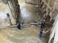 ดับเพลิงนครแม่สอด ออกนำกิ่งไม้ขวางทางน้ำไหลสะพานชุมชนร่วมแรง