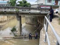 ดับเพลิงนครแม่สอด ออกนำกิ่งไม้ขวางทางน้ำไหลสะพานชุมชนร่วมแรง