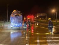 ดับเพลิงนครแม่สอด ออกระงับเหตุเพลิงไหม้รถยนต์ติดคอก บริเวณบ้านห้วยกะโหลก