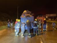 ดับเพลิงนครแม่สอด ออกระงับเหตุเพลิงไหม้รถยนต์ติดคอก บริเวณบ้านห้วยกะโหลก