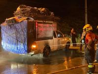 ดับเพลิงนครแม่สอด ออกระงับเหตุเพลิงไหม้รถยนต์ติดคอก บริเวณบ้านห้วยกะโหลก