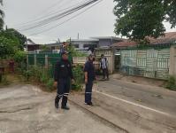 ดับเพลิงนครแม่สอด ออกตัดต้นไม้พาดผ่านสายไฟฟ้าหน้าบ้านประชาชน ซอย 9 ชุมชนสันต้นปิน