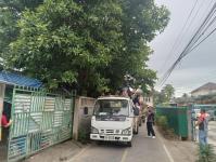 ดับเพลิงนครแม่สอด ออกตัดต้นไม้พาดผ่านสายไฟฟ้าหน้าบ้านประชาชน ซอย 9 ชุมชนสันต้นปิน