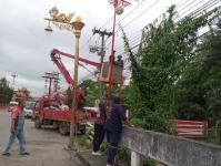 ดับเพลิงนครแม่สอด ออกตัดเถาวัลย์พันสายไฟฟ้า บริเวณหน้าศาลเจ้าจีนแม่สอด